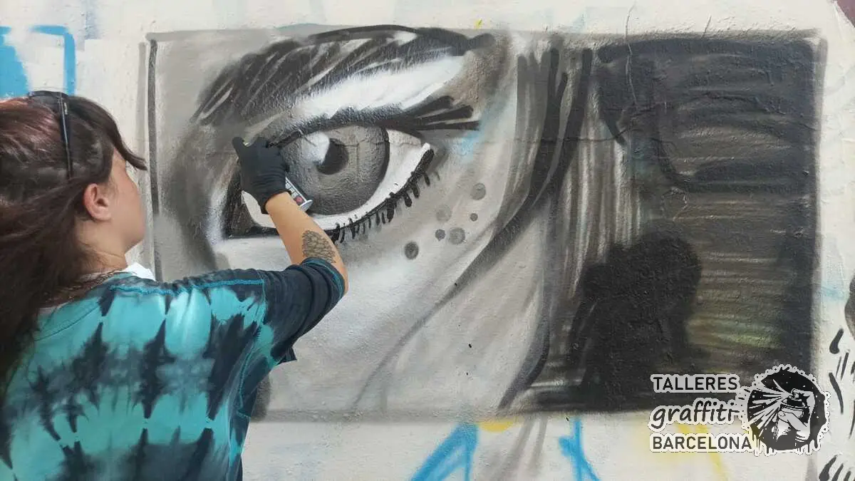 Ojo realista pintado con spray en blanco y negro