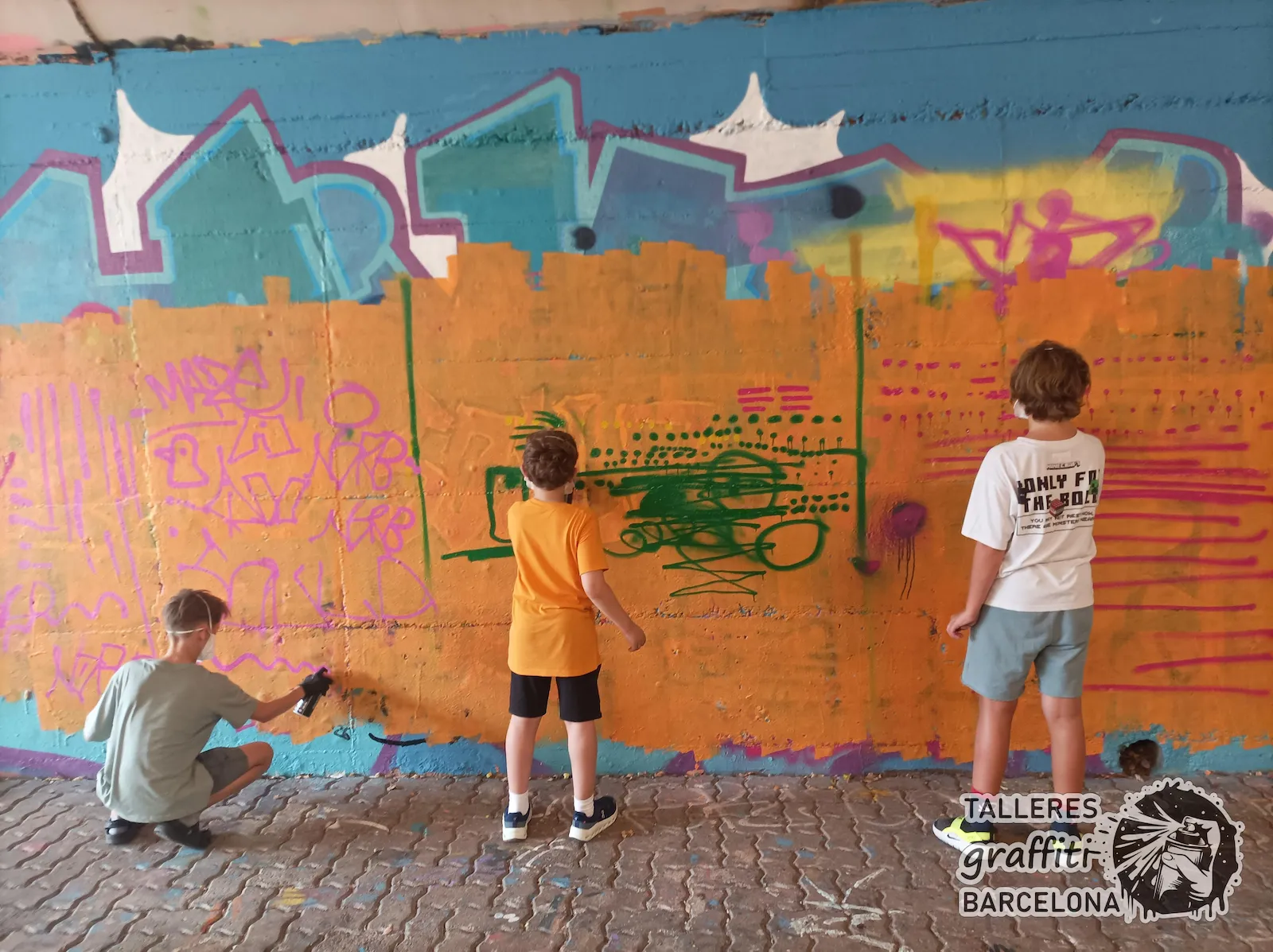 Adolescentes de 13 años pintando primeros trazos graffiti en un curso en Barcelona