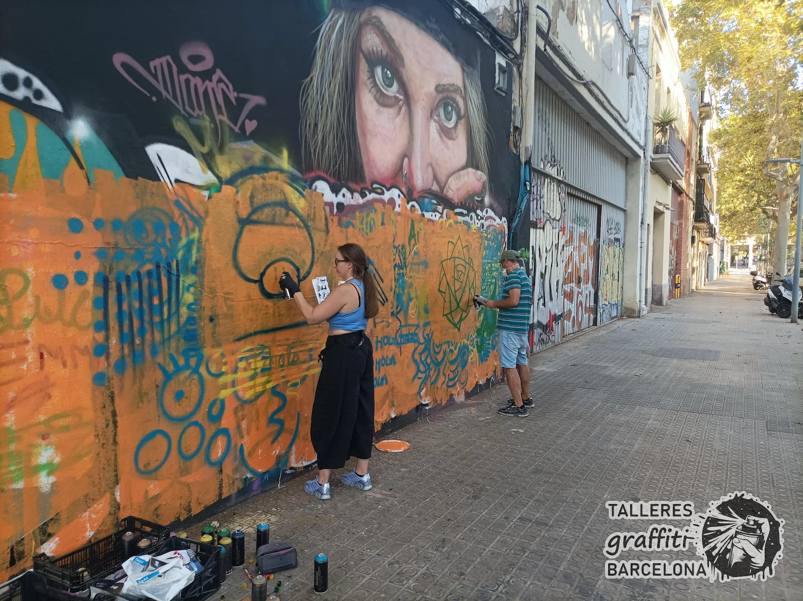 Alumnos jóvenes practicando graffiti con spray en Barcelona